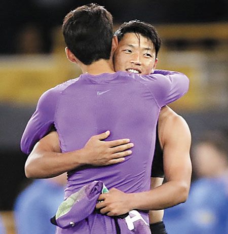 손흥민(앞)과 황희찬이 23일 리그컵 경기를 마치고 포옹하는 모습. 둘은 유니폼도 교환했다. /토트넘 트위터