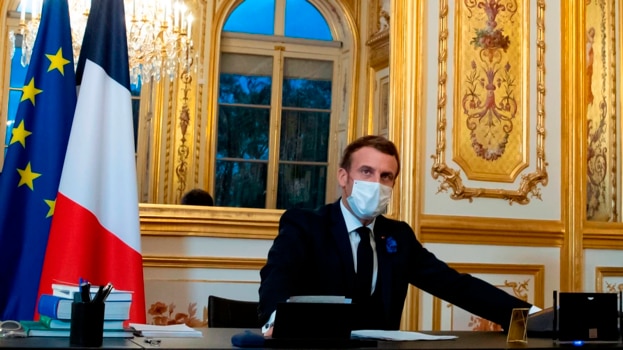 에마뉘엘 마크롱 프랑스 대통령이 2020년 11월 10일 엘리제궁에서 조 바이든 당시 미국 대통령 당선인과 통화하고 있는 모습. /연합뉴스