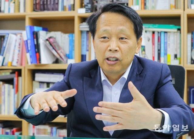 이성 서울 구로구청장은 인터뷰에서 “낙후지역으로 꼽히던 구로구가 서남권 대표 도시로 탈바꿈하고 있다”고 말했다. 원대연 기자 yeon72@donga.com