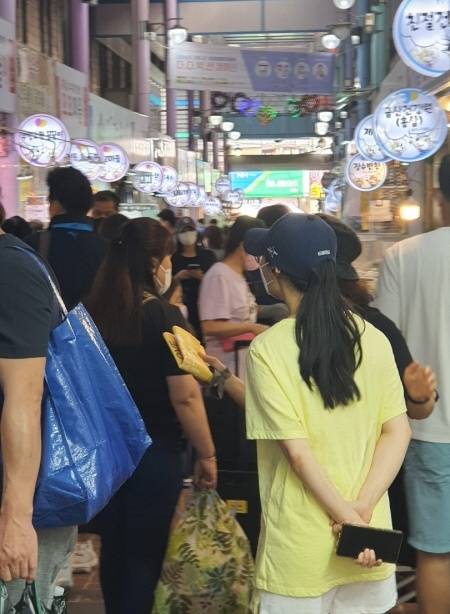 추석을 이틀 앞두고 장을 보러 나온 사람들로 북적이는 전통시장.