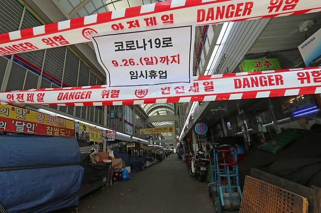 코로나19 집단감염이 발생해 오는 26일까지 폐쇄된 서울 중구 중부시장의 24일 오후 전경. 이날 0시 기준 중부시장 관련 코로나19 추가 확진자는 26명으로 누적 확진자는 224명이다. 김혜윤 기자 unique@hani.co.kr