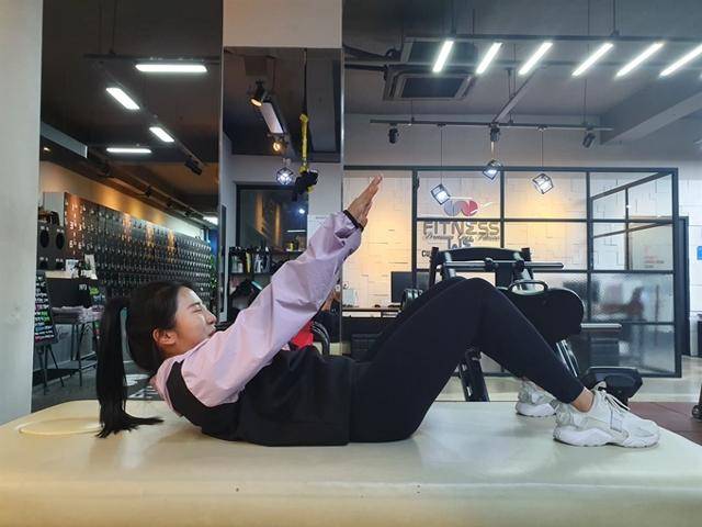 복직근을 강화하기 위한 운동 크런치. 피트니스위 제공