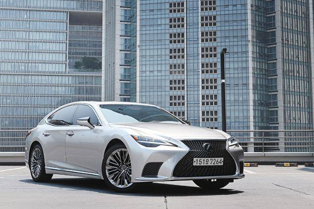 렉서스 LS 500h는 하이브리드 시스템을 기반으로 한 우수한 성능과 함께 만족스러운 효율성을 제시한다.