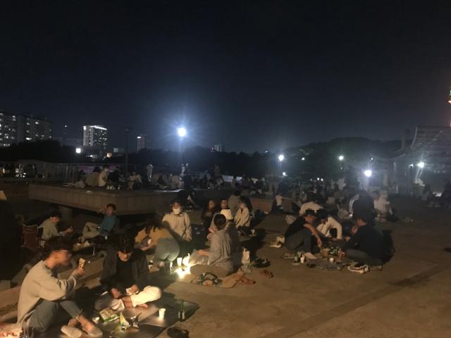 23일 밤 10시 대구 달서구 두류동 코오롱야외음악당 한켠에 시민들이 술자리를 이어가고 있다. 이주환 대구한국일보 기자