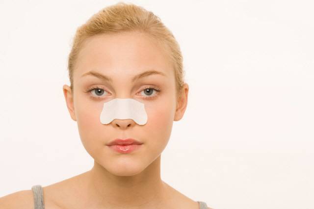 블랙헤드는 일주일에 한두 번 블랙헤드 전용 제품으로 제거하는 게 좋다./사진=클립아트코리아