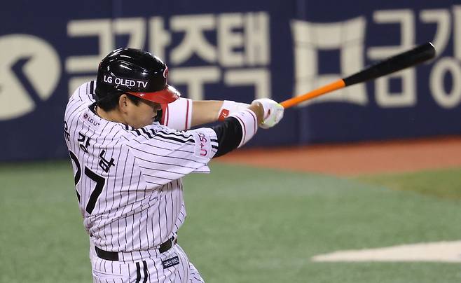 24일 잠실야구장에서 열린 삼성전 2회말 2사 2, 3루에서 LG 유강남이 3점 홈런을 치고 있다. [연합뉴스]