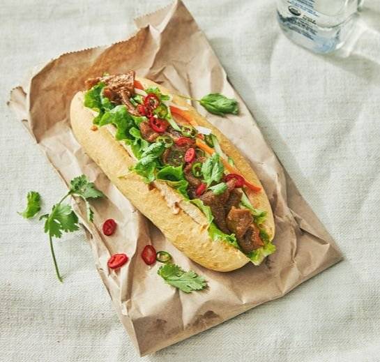 대체육으로 만든 불고기 반미. 제공 중앙북스, 사진 김동하(Native Studios).