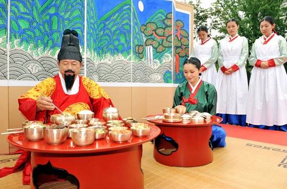 충남 아산 온양온천 전통시장에서 온궁 수라상을 차리는 이색 전통행사. [ 김성태 프리랜서 ]