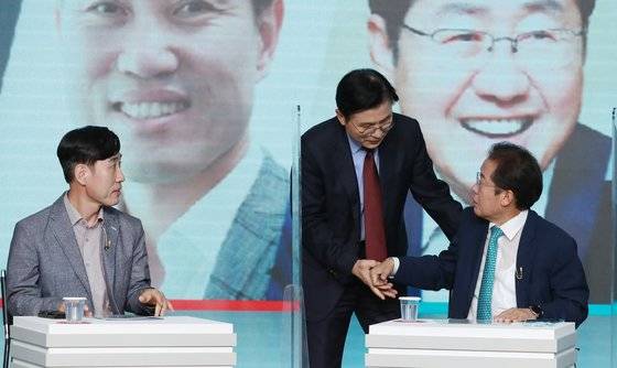 황교안, 홍준표 국민의힘 대선 예비후보가 23일 오후 서울 강서구 ASSA 스튜디오에서 열린 제20대 대통령선거 2차 경선 제2차 방송토론회에 앞서 인사 나누고 있다. 왼쪽은 하태경 후보. [국회사진기자단]
