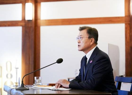 문재인 대통령이 4월 22일 청와대 상춘재에서 미국이 주최한 화상 기후정상회의에 참석해 ‘기후목표 증진’ 주제의 1세션에서 2050 탄소중립 실현을 위한 기후대응 행동을 주제로 연설하고 있다. [청와대사진기자단]