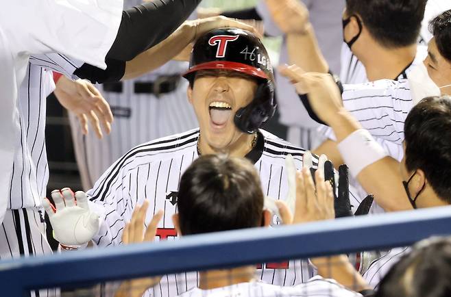 24일 잠실야구장에서 LG 유강남이 2회말 2사 2, 3루 3점 홈런을 치고 기뻐하고 있다. [연합뉴스]