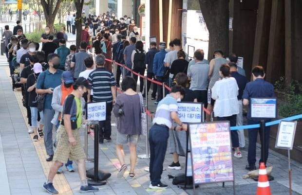 24일 서울 송파구보건소 선별진료소에서 시민들이 검사 대기를 하고 있다. /사진=뉴스1