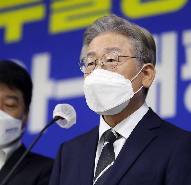 부·울·경 공약 더불어민주당 대선 주자인 이재명 경기지사가 24일 창원시 경남도의회에서 부산·울산·경남 공약을 발표하고 있다. 연합뉴스