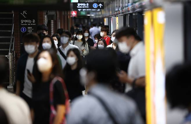 People commute to work at City Hall station in Seoul on Friday. (Yonhap)