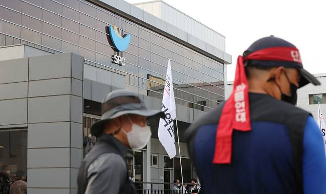23일 민주노총 공공운수노조 화물연대 관계자들이 충북 SPC삼립 청주공장 앞에서 집회하고 있다. [사진 출처 = 연합뉴스]