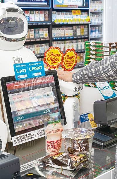 오프라인에서도 앞다퉈 비대면 결제 서비스를 도입하는 추세다. 사진은 세븐일레븐 셀프결제 AI 로봇 ‘브니’.<윤관식 기자>