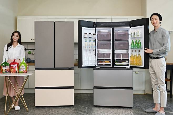 모델들이 LG 디오스 김치톡톡 오브제컬렉션을 소개하고 있다./사진제공=LG전자