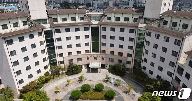 (대전=뉴스1) 김기태 기자 = 대전 서구에 위치한 한 기업연수원에 마련된 555개 병상 규모의 제3생활치료센터가 20일부터 환자들이 입소를 시작했다. 사진은 제3생활치료센터 전경 모습. 2021.8/20/뉴스1