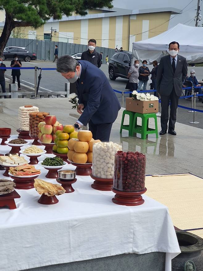 이인영 통일부 장관이 추석 당일인 21일 오전 파주 임진각 망배단을 방문해 헌화, 분향 등 참배를 하고 있다. /사진제공=통일부