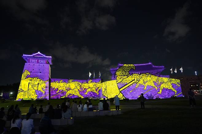 수원문화재단(대표이사 길영배)은 오는 24일부터 내달 24일까지 31일간 수원화성 화서문과 장안공원, 행궁동 일원에서, 문화재청의 세계유산 활용콘텐츠 구축사업의 일환으로 '2021 수원화성 미디어아트쇼'를 개최한다. / 사진제공=수원문화재단