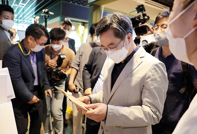 대선 출마를 선언한 김동연 전 경제부총리가 15일 경기 남양주시 이석영 신흥상회를 방문해 현장 설명을 듣고 있다. / 사진제공=김동연 캠프