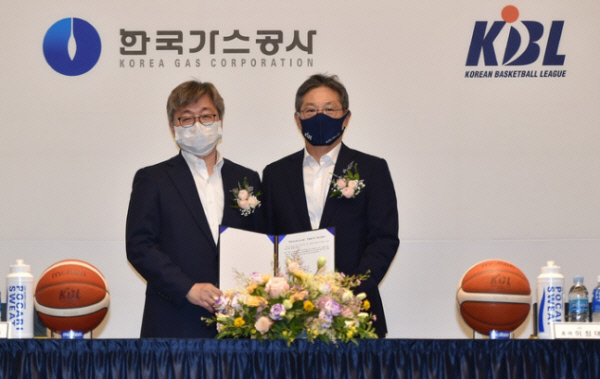 한국가스공사 채희봉 사장(왼쪽)과 KBL 이정대 총재가 지난 6월 9일 오후 대구 수성구 만촌동 인터불고호텔에서 열린 한국가스공사 프로농구단 가입 협약식에 참석해 기념촬영을 하고 있다.  뉴시스