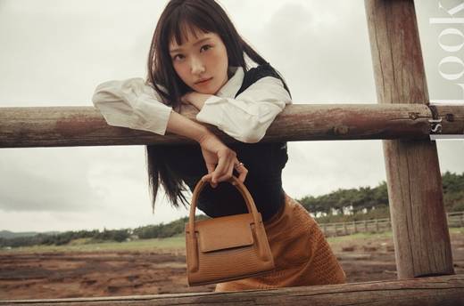 , the atmosphere is ripped apartActor han ji-hyun, who has been overwhelmingly presenced by the recent end of the SBS drama Penthouse and solidified his position as an actorFirst Impressions, MagazineIs a full-fledged autumn picture.han ji-hyun left for Jeju Island for photo shootIs a picture of enjoying the season in a space full of autumn sensibility such as a wide grassland and the sea, and produced a picture visual with its own atmosphere.han ji-hyunI was busy with drama shooting until a few days ago, but it is more sweet because it is a rest to taste after running close.Especially, this Jeju Island is with our family members and staff, so I think I can have a more meaningful and good time.Everyone has been working hard for Seok Kyung Lee day and night, so I wanted to travel together and have a good time and relax my fatigue. And about the Penthouse End, I think it is still difficult to leave Seok Kyung Lee.When I was shooting in the middle of the shooting, I wanted to be cool after the end, but I am in a lot of trouble because I face a breakup.I feel sad, grateful, and tears on the last day, and I honestly dont really realize that its over yet, but Im sure of this one.I was so happy because it was a stone statue, and I learned a lot through Penthouse. Finally, I want to play a cheerful and cheerful role that resembles me in the future, and on the contrary, its interesting to have a completely serious and heavy role, and I also like hanbok very much.So I want to experience historical drama, he said, talking about the works and characters he wants to try in the future.