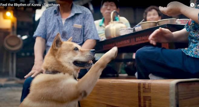 새타령에 나오는 진돗개. 잔치상 음식 중 견공에게도 하나 달라는 손짓을 하고 있다.