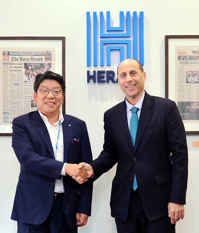 [사진설명-(좌측)코리아헤럴드 최진영 대표 (우측)오타르 베르제니쉬빌리 주한 조지아대사 ]