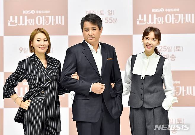 [서울=뉴시스]배우 이일화, 이종원, 오현경이 24일 열린 KBS 2TV 새 주말드라마 '신사와 아가씨' 제작발표회에 참석했다. (사진=KBS 제공) 2021.09.24. photo@newsis.com