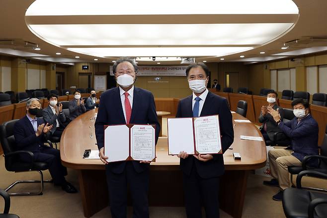 [부산=뉴시스] 경남정보대학교는 부산전자공업고등학교와 2+2 연계교육 협약을 체결했다고 24일 밝혔다. (사진=경남정보대 제공) *재판매 및 DB 금지