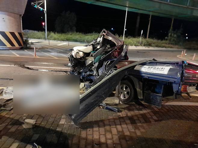 도로 구조물을 들이받고 파손된 차량 모습. 경북소방본부 제공