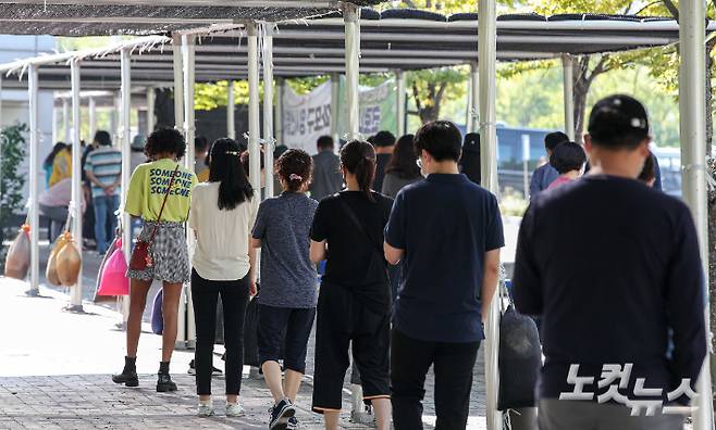 코로나19 사태 임시선별검사소를 찾은 시민들이 검사를 받기 위해 줄을 서 있다. 박종민 기자