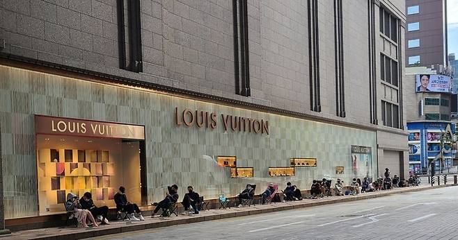 지난 19일 오전 서울 중구 신세계백화점 본점 신관 외벽을 따라 롤렉스를 사려고 개점을 기다리는 이들이 대기하고 있다.