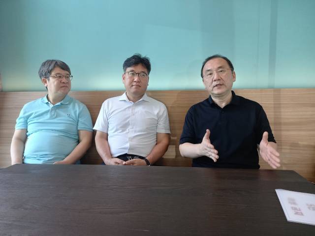 BtM에서 간사를 맡고 있는 문홍규(왼쪽) 한국천문연구원 우주탐사그룹장과 유광선(가운데) KAIST 인공위성연구소 교수, 김방엽 한국항공우주연구원 박사가 대전 대덕 천문연구원에서 심우주 탐사에 대해 설명하고 있다.