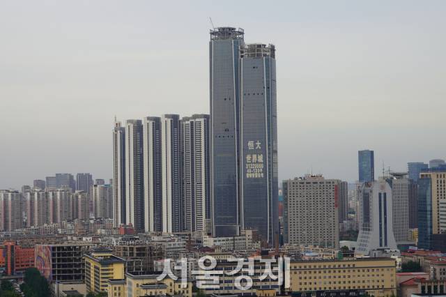 중국 부동산 개발업체 헝다가 랴오닝성 선양에 짓고 있는 초고층 건물이 공사가 중단된 채 방치돼 있다. /최수문 기자