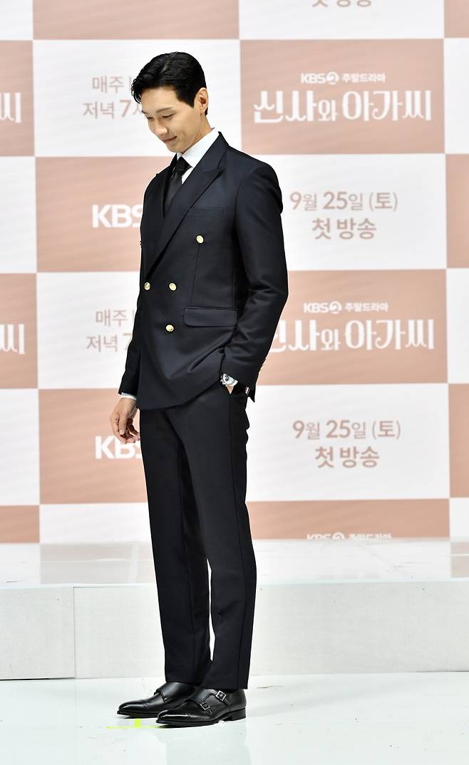 ▲ 배우 지현우가 24일 KBS2 새 주말드라마 '신사와 아가씨' 제작발표회에 참석해 포즈를 취하고 있다. 제공|KBS