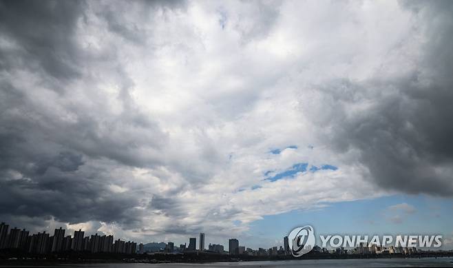 파란 하늘과 먹구름의 줄다리기 [연합뉴스 자료사진]