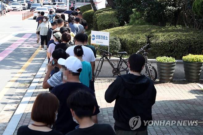 코로나 검사 기다리는 시민 [연합뉴스 자료사진]