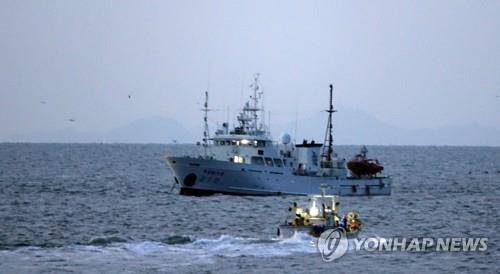 연평도에서 출항 준비하는 '피격 공무원 탑승' 무궁화10호,  2020년 9월 26일 서해 최북단 연평도 해상에서 실종된 후 북한군에 피격·사망한 해양수산부 서해어업관리단 소속 공무원 A씨(47)가 탑승했던 어업지도선 '무궁화10호'가 출발 전 연평도 앞바다에 정박해 있는 모습 [연합뉴스 자료사진]