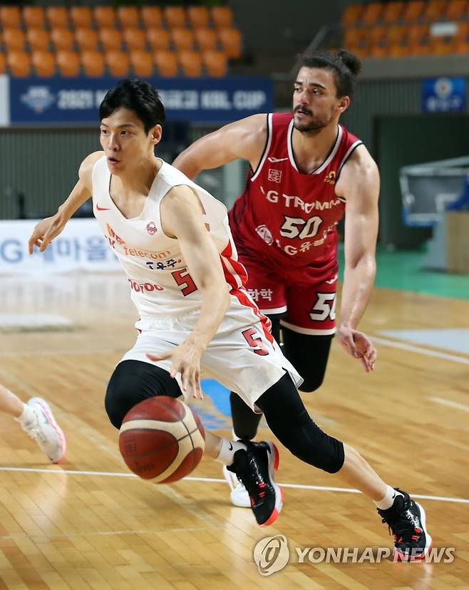 김선형 '쏜살같이' (상주=연합뉴스) 임헌정 기자 = 15일 오후 경북 상주실내체육관에서 열린 2021 MG새마을금고 KBL 컵대회 예선 창원LG 대 서울SK 경기. 
    SK 김선형이 드리블 돌파를 시도하고 있다. 2021.9.15 kane@yna.co.kr