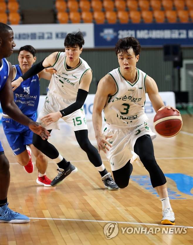 드리블 돌파하는 허웅 (상주=연합뉴스) 임헌정 기자 = 15일 오후 경북 상주실내체육관에서 열린 2021 MG새마을금고 KBL 컵대회 예선 한국가스공사 대 원주DB 경기.
    원주DB 허웅이 드리블 돌파를 시도하고 있다. 2021.9.15 kane@yna.co.kr