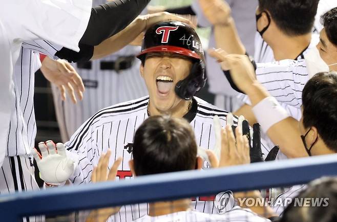 LG 유강남 '좋았어!' (서울=연합뉴스) 김인철 기자 = 24일 서울 잠실야구장에서 열린 2021 프로야구 KBO리그 삼성 라이온즈와 LG 트윈스의 경기. 2회말 2사 2, 3루 LG 유강남이 좌월 3점 홈런을 치고 기뻐하고 있다. 2021.9.24 yatoya@yna.co.kr