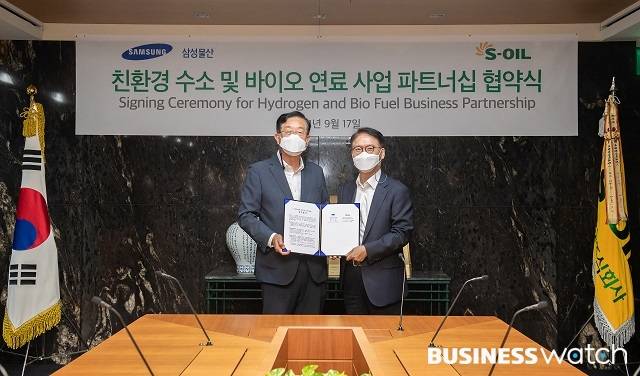 에쓰오일(S-OIL)은 지난 17일 삼성물산과 '친환경 수소 및 바이오 연료 사업 파트너십' 협약을 체결했다고 밝혔다. 사진 오른쪽부터 류열 S-OIL 사장, 고정석 삼성물산 사장./사진=에쓰오일 제공.