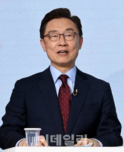 최재형 국민의힘 대선 경선 예비후보가 지난 23일 서울 강서구 ASSA빌딩 스튜디오에서 열린 제20대 대통령선거 경선후보자 2차 방송토론회에서 인사말을 하고 있다. (사진=국회사진취재단)