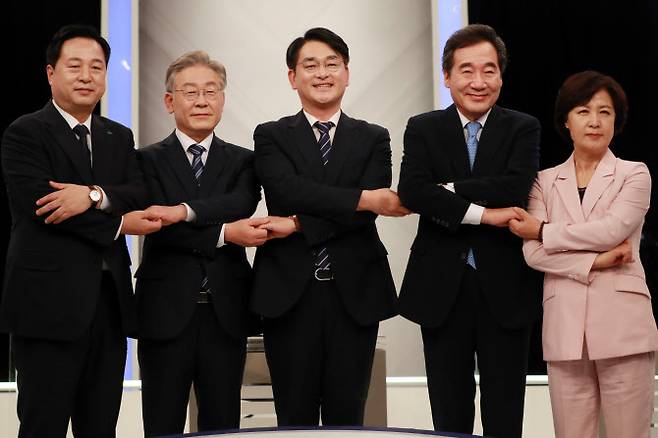 24일 오후 부산 KBS부산에서 열린 더불어민주당 대선 경선 후보자 토론회에서 후보들이 기념사진을 찍고 있다. 왼쪽부터 김두관, 이재명, 박용진, 이낙연, 추미애 후보. (사진=연합뉴스)