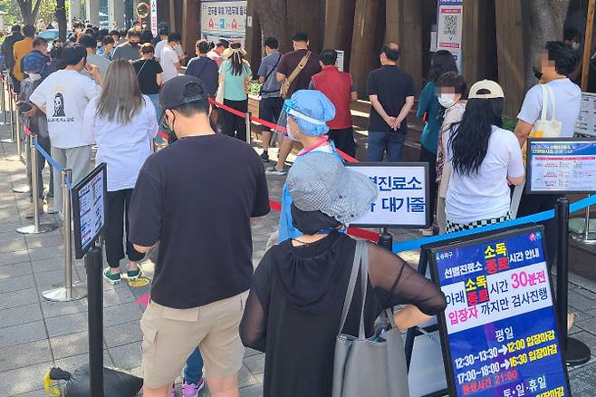 24일 오전 서울 송파구 보건소 선별진료소에서 시민들이 코로나19 검사를 받기 위해 줄지어 서있다. 중앙방역대책본부(방대본)는 24일 0시 기준으로 신규 확진자가 2천434명 늘어 누적 29만5천132명이라고 밝혔다. 지난달 11일 2천221명 이후 44일 만에 최다 기록을 경신했다.(사진=연합뉴스)