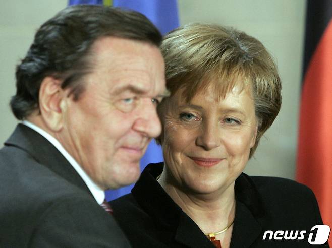 앙겔라 메르켈 총리가 2005년 11월 22일 베를린에서 열린 취임식에서 퇴임하는 게르하르트 슈뢰더 전 총리를 바라보는 모습. © AFP=뉴스1 © News1 최서윤 기자