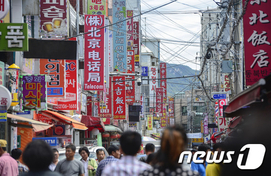 서울 구로구 가리봉시장에 가리봉동을 찾은 사람들이 지나다니고 있다. 2016.8.26/뉴스1 © News1 허예슬 인턴기자