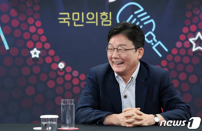 유승민 국민의힘 대선 경선 예비후보가 12일 오후 서울 여의도 중앙당사에서 경선 예비후보 12명을 대상으로 열린 유튜브 라이브 방송 '올데이 라방'에 출연해 미소 짓고 있다. 2021.9.12/뉴스1 © News1 이동해 기자